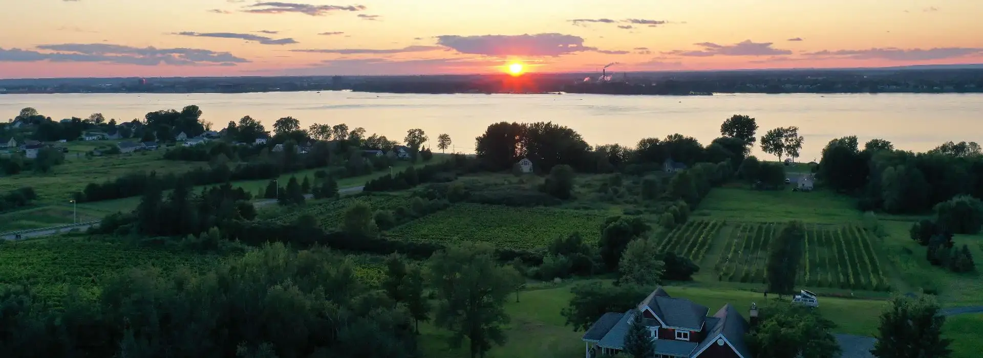 Coucher de soleil sur le Domaine du Clos de l’Isle et le fleuve Saint-Laurent à Bécancour