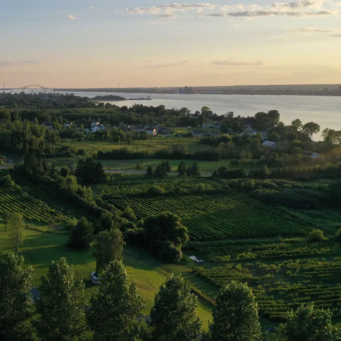 Vue aérienne du Domaine du Clos de l’Isle avec le fleuve Saint-Laurent en arrière-plan